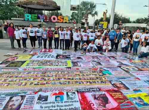 Madres buscadoras de personas desaparecidas exigieron ayer al alcalde del municipio de Reynosa, Carlos Peña Ortiz, un espacio en los puentes vehiculares de esa ciudad para colocar un mural con fotografías de los ausentes. En la imagen, un tendedero de retratos en la plaza principal de esa ciudad tamaulipeca.