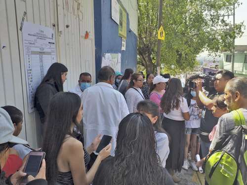 Padres de alumnos de la escuela primaria Doctor Jaime Torres Bodet, en el municipio de Tlalnepantla, estado de México, protestaron ayer afuera de las instalaciones luego de que ocho menores resultaron intoxicados por inhalar pintura.