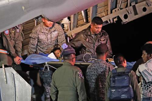 El operativo de rastreo involucró a 100 rescatistas y voluntarios de pueblos originarios. En la imagen, el traslado en avión a un hospital de Bogotá.