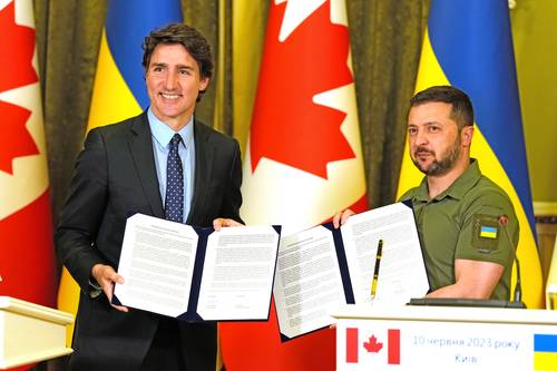 El primer ministro de Canadá, Justin Trudeau (izquierda), visitó ayer Kiev, donde anunció un nuevo paquete de ayuda militar de 500 millones de dólares. En la imagen, con el presidente de Ucrania, Volodymir Zelensky.