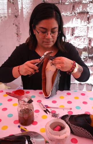  El taller de Daniela de la Rosa es muy conocido entre los vecinos de Tlaltenco, pues hace alpargatas que se usan en las fiestas patronales, apoya el cuidado del medio ambiente con la donación de árboles para su pueblo y ya trabaja en el diseño de un calzado ecológico. Foto Yazmín Ortega Cortés