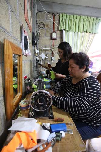  El taller de Daniela de la Rosa es muy conocido entre los vecinos de Tlaltenco, pues hace alpargatas que se usan en las fiestas patronales, apoya el cuidado del medio ambiente con la donación de árboles para su pueblo y ya trabaja en el diseño de un calzado ecológico. Foto Yazmín Ortega Cortés