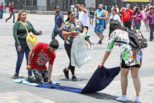 AYUDA PARA CUMPLIR LA MANDA Rumbo a la Basílica de Guadalupe, con el calor que rebasó los 30 grados en la Ciudad de México, había que tener una alternativa.