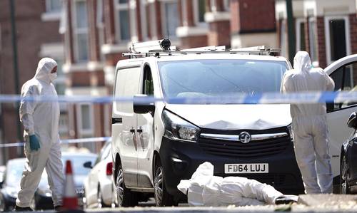 La policía británica cerró ayer el centro de la ciudad inglesa de Nottingham, tras el hallazgo de tres personas asesinadas, lo que calificó de “incidente trágico y espantoso”. Un hombre de 31 años fue detenido bajo sospechas de homicidio, informó la policía. Agregó que investiga otro suceso que podría estar relacionado, en el que una camioneta intentó atropellar a tres personas, las cuales fueron hospitalizadas. En Twitter, el primer ministro británico, Rishi Sunak, definió los hechos como “chocantes” y afirmó que se mantiene 
