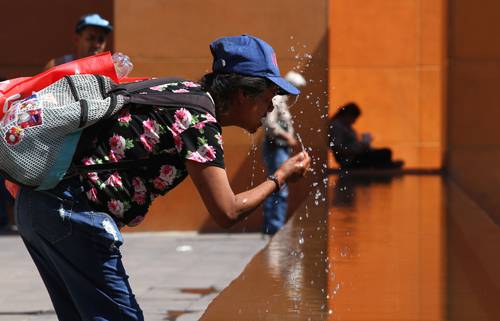 Una mujer se refresca en la fuente de la escultura El Palomar, ubicada en el centro de Guadalajara, Jalisco. Las autoridades informaron que las altas temperaturas continuarán por lo menos una semana más en la zona metropolitana.