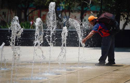 Ante la intensa onda de calor, las fuentes de la Ciudad de México se han convertido en un oasis.