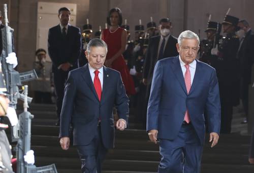  El ministro Arturo Zaldívar y el presidente Andrés Manuel López Obrador coinciden en que es urgente promover la justicia en el país. La imagen corresponde a diciembre de 2022. Foto Roberto García Ortiz
