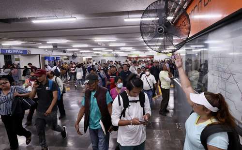 En pasillos de la estación Hidalgo del Metro se aligera un poco el calor antes de sufrir en el vagón.