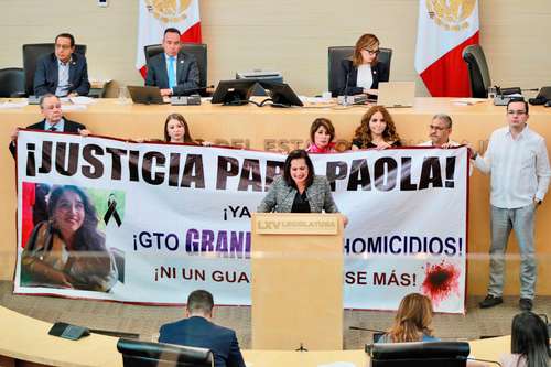 Alma Alcaraz Hernández, diputada de Morena en Guanajuato, exigió ayer junto con sus compañeros de bancada la renuncia del fiscal Carlos Zamarripa, luego del homicidio de la ex candidata a legisladora Paola Quevedo Arriaga.
