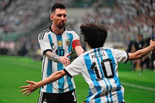 Un aficionado saltó a la cancha para abrazar a Messi, ayer durante el amistoso de la Albiceleste ante Australia en Pekín.