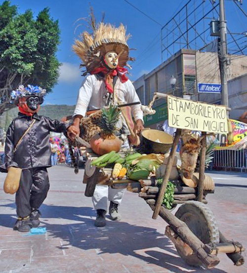 Ilustración 1 Monito y Chor Autóctono en el Carnaval Zoque de Ocozocoautla de Espinosa, Chiapas. Foto Kevin Ovando Hernández, Acervo Proyecto Carnaval Zoque (CONAHCYT-UNICACH)