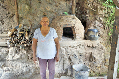 Guadalupe Morales, sembradora de Landa, y su horno tradicional de barro.  Alma R. Flores