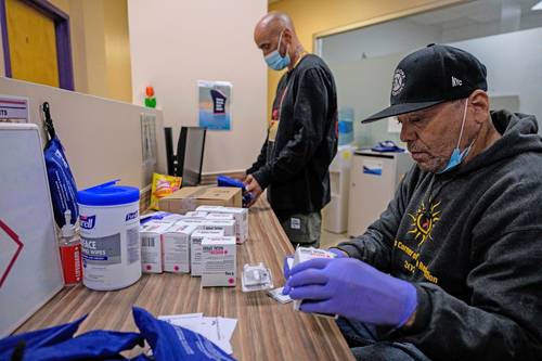 Personal prepara kits de prevención de sobredosis de drogas en St. Ann’s Corner of Harm Reduction, en Nueva York.