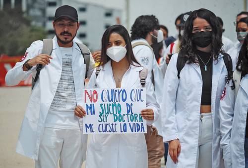 Estudiantes e integrantes de la comunidad médica marcharon el 27 de julio de 2022 para exigir un servicio social seguro.