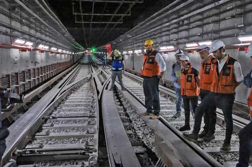 En el recorrido, la funcionaria inspeccionó ayer los cambios de vía en los túneles en Pino Suárez.