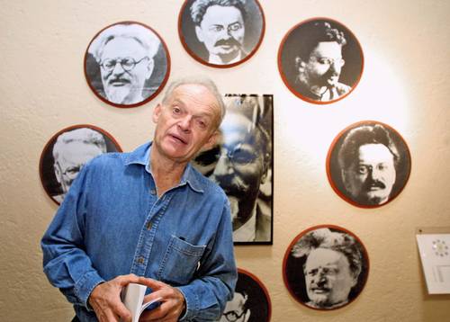 Esteban Volkov Bronstein en 2001, durante el homenaje por el 61 aniversario del asesinato de su abuelo León Trotsky.