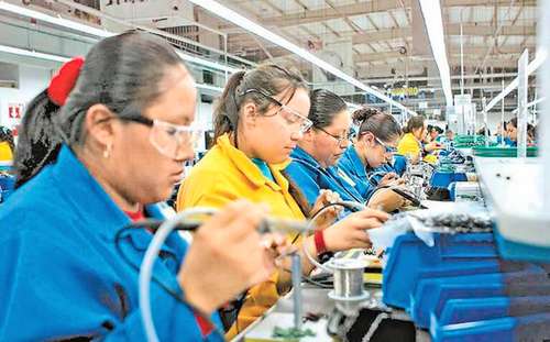 Las inercias del sistema económico propician que en México se expriman las ganancias a costa del pago a trabajadores. En la imagen, mujeres laboran en una maquiladora en Hermosillo.