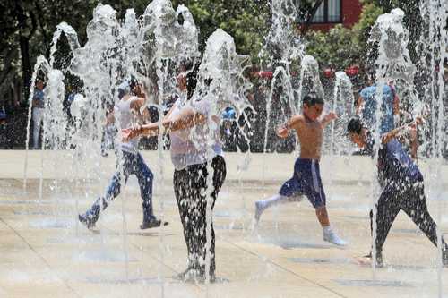 Ante la incesante onda de calor que se siente en la Ciudad de México, capitalinos aprovechan las fuentes brotantes en la Plaza de la República para paliar las altas temperaturas.