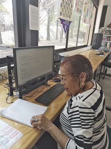 A sus 80 años, doña María Rosa Galván acude puntual todos los días a sus clases de computación en el Punto de Innovación, Libertad, Arte, Educación y Saberes (Pilares) Papatzin, ubicado en el parque Cantera de Coyoacán.
