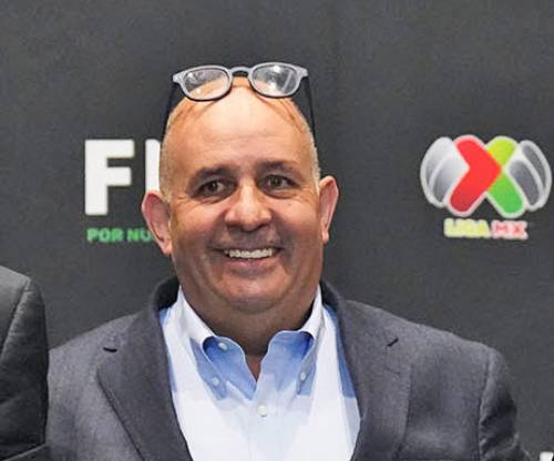 Juan Carlos La Bomba Rodríguez, alto comisionado de la Federación Mexicana de Futbol, debe salvar el negocio, amenazado hoy por el desastroso nivel del Tri.