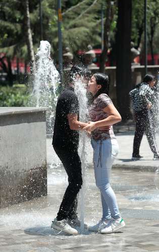  A escala nacional, la temperatura promedio en junio es de 34.8, por 33.3 de igual periodo del año pasado. Imágenes captadas en la Alameda Central de la Ciudad de México. Foto Luis Castillo