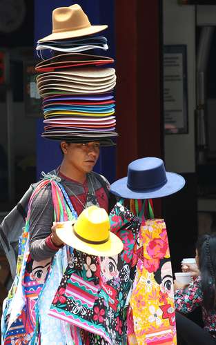 Sombreros de colores para protegerse de los rayos del sol.