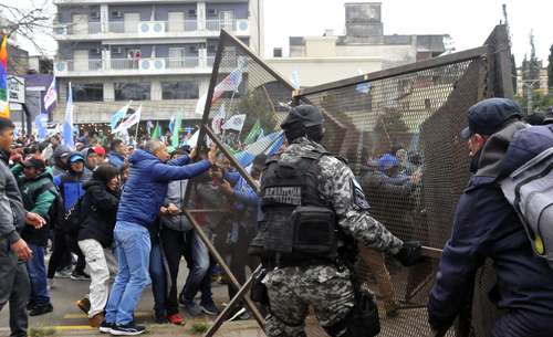 Manifestantes chocan con policías frente al Palacio Legislativo en Jujuy, Argentina, donde el gobernador Gerardo Morales promueve una reforma constitucional provincial que, entre otras cuestiones, prohíbe la protesta social.