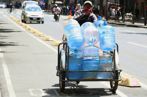 En la Ciudad de México los pequeños y grandes negocios dedicados a vender agua potable han incrementado sus ventas, aunque aún no se ha cuantificado. En algunos locales se ha reportado la falta de hielo debido a la enorme demanda.