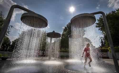 Una niña se refresca en una fuente pública en Vilna, capital de Lituania, donde ayer la ola de calor alcanzó temperaturas de 32 grados Celsius.