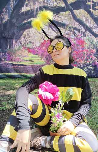  La abeja interactúa con el público, al que pide transformarse en una dalia Foto cortesía Anaid Sanchez/Cenart