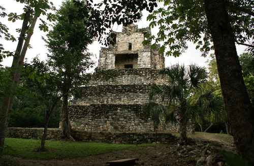 Parte posterior de El Castillo en la zona arqueológica de Muyil, en Quintana Roo.