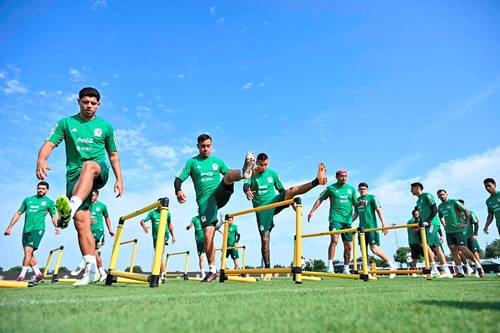 La selección nacional tuvo ayer su primer entrenamiento bajo las órdenes de Jaime Lozano de cara a su debut en la Copa Oro, el domingo ante Honduras.