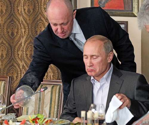 Yevgeny Prigozhin (izquierda) y el entonces premier ruso, Vladimir Putin, en 2011, en el restaurante del ahora jefe mercenario.