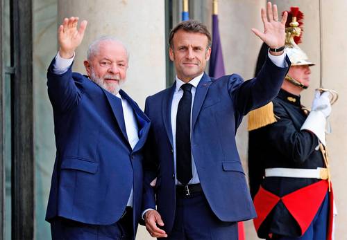 El mandatario francés, Emmanuel Macron (derecha), y su par de Brasil, Luiz Inácio Lula da Silva, en el palacio del Elíseo, en medio de la Cumbre del Nuevo Pacto Financiero Global en París.