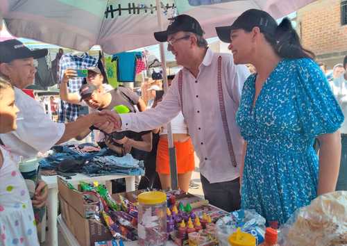 Marcelo Ebrard y su esposa, Rosalinda Bueso, visitaron ayer el mercado de Mojoneras, uno de los más grandes y populares de Puerto Vallarta, en Jalisco.