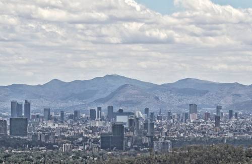 El clima tuvo ayer un poco de piedad para los habitantes de la Ciudad de México, por lo que prevalecieron los nublados y vientos que dejaron ver este panorama.