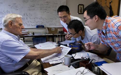 El científico, con sus alumnos en la escuela de ingeniería de la Universidad de Texas.