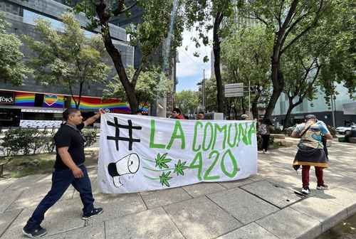 Colectivo La Comuna 4:20 marchó de Paseo de la Reforma a la Suprema Corte de Justicia para exigir al Senado que expida la ley para la regulación de la mariguana.