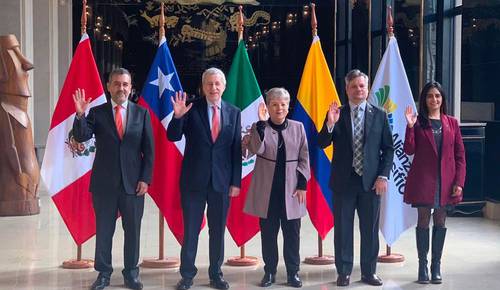 La embajadora de México en Chile, Alicia Bárcena (centro), se reunió con el encargado de negocios de Perú, Renzo Villa; el ministro de Exteriores chileno, Alberto van Klaveren, y el encargado de negocios de Colombia, René Correa.