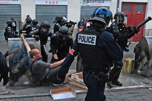 Las detenciones aumentaron en la cuarta jornada nocturna de movilizaciones en repudio al asesinato de un joven a manos de un agente de tránsito. La imagen, en Nantes.