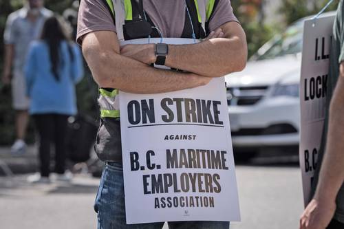 Un trabajador del sindicato de estibadores en el puerto de Vancouver.
