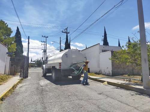 Una pipa abastece agua a una vivienda del conjunto urbano La Trinidad, en el municipio mexiquense de Zumpango. Los habitantes denunciaron que el organismo público Odapaz les proporciona agua tratada, lo que ya ha provocado afectaciones en su salud.