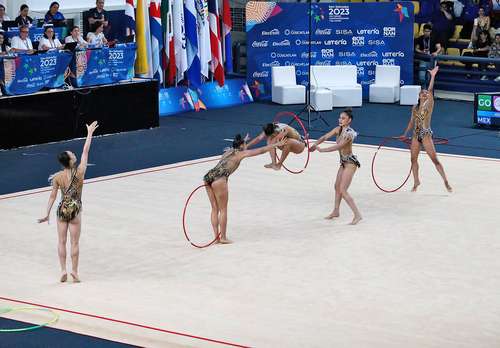 La delegación tricolor mostró su dominio en la gimnasia rítmica. En la imagen, el equipo nacional en su rutina con los cinco aros.