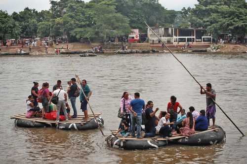 En el río Suchiate, frontera con Guatemala, sigue el paso de migrantes.