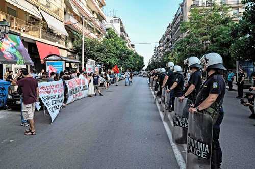 Un grupo de personas se manifestó ayer frente al consulado de Francia en Salónica, Grecia.