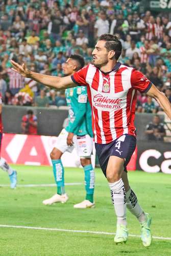 Antonio Pollo Briseño anotó el primer gol de las Chivas al minuto 21, en una jugada a balón parado desde el tiro de esquina.