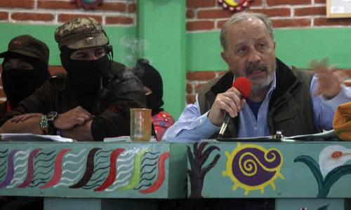 El subcomandante Marcos y Adolfo Gilly en 2009, durante el primer Festival Mundial de La Digna Rabia convocado por el EZLN en la Universidad de La Tierra, en San Cristóbal de Las Casas.