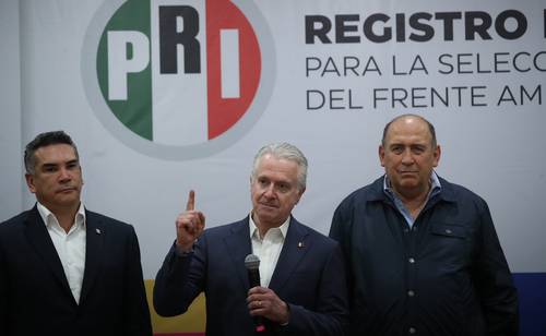 El panista Santiago Creel Miranda, flanqueado por los priístas Alejandro Moreno y Rubén Moreira, durante su registro como aspirante a la candidatura presidencial del frente opositor.