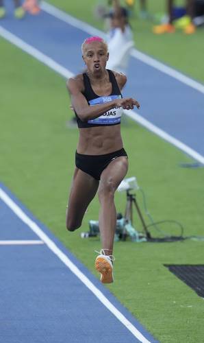 Con récord centroamericano de 15.16 metros, la venezolana conquistó la medalla de oro que le faltaba a su imponente colección.