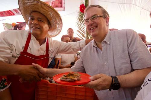En la Feria de la Barbacoa 2023 en Actopan, el ex canciller se tomó fotos y comió el producto hidalguense.
